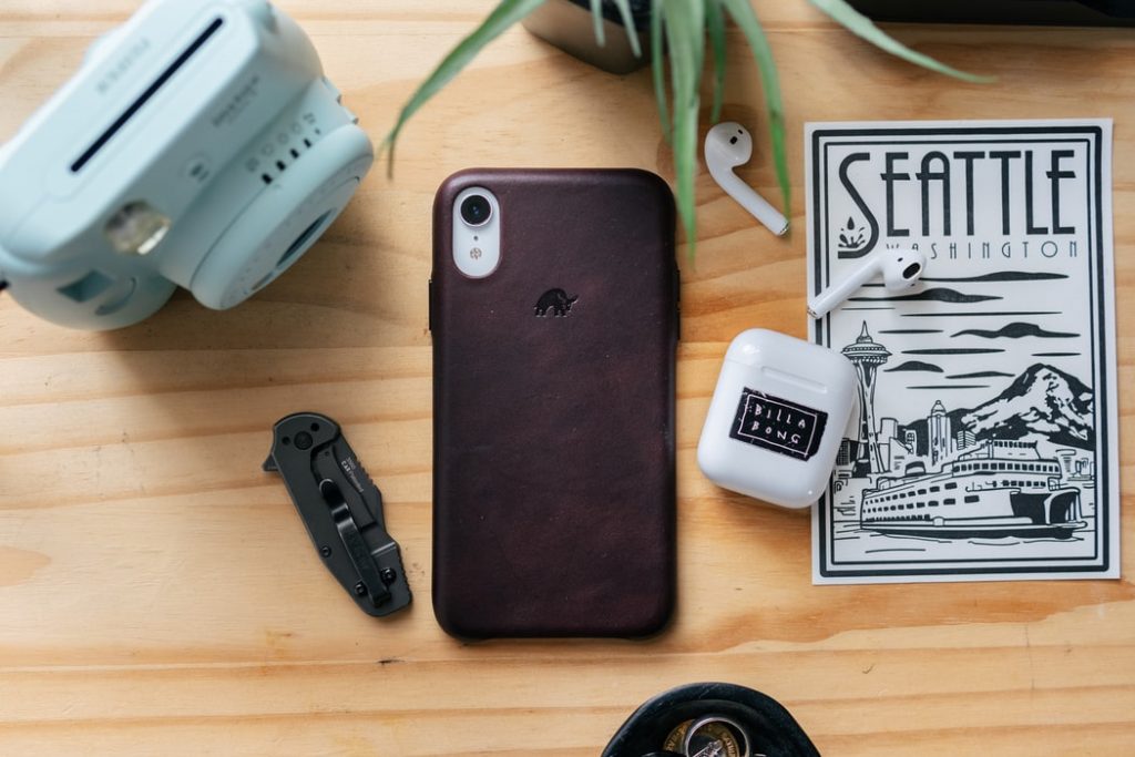 Selectie van accessoires voor je mobiele telefoon inclusief hoesjes, oortjes en opladers