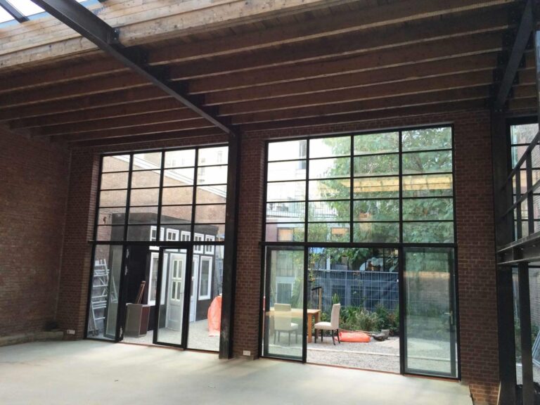 Home Bouwkundig constructeur aan het werk: technisch ontwerp van bedrijfsruimtes met constructietekeningen en structurele planning