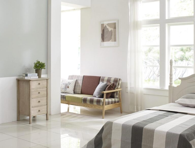Home Rustieke woonkamer met warm licht dat door grote ramen naar binnen stroomt, wat laat zien hoe een woning tot leven komt