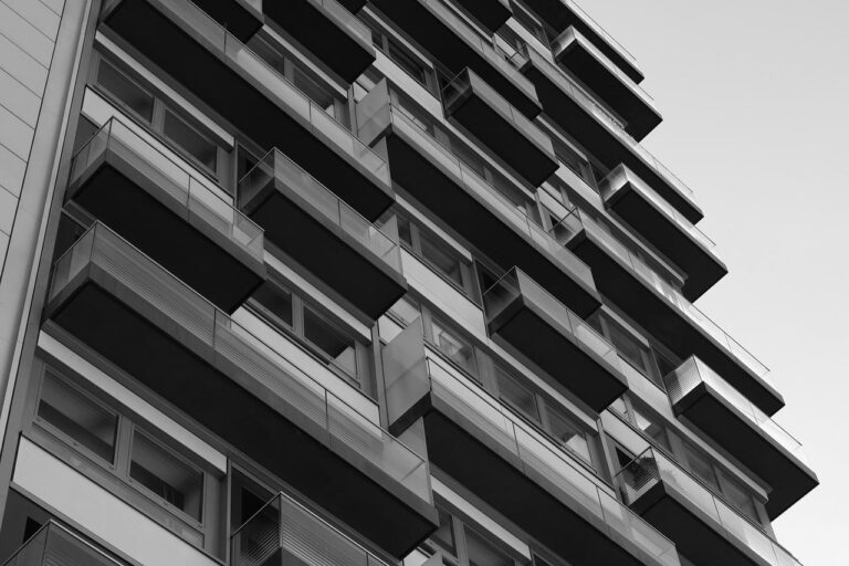 Home Vrouw die pakket inpakt voor tijdelijke opslag tijdens huizenzoeken in Rockanje