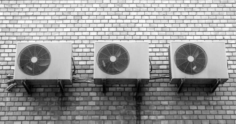 Home Professionele montage van split unit airco met binnenunit aan muur en buitenunit correct bevestigd