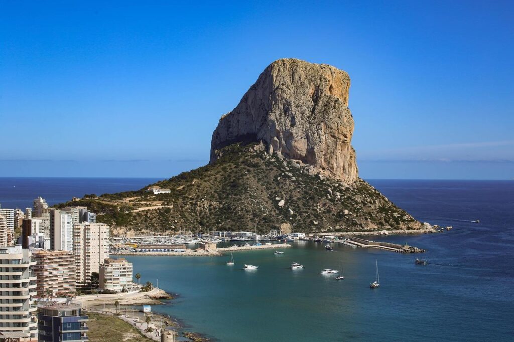 Uitzicht op luxe villa's en moderne appartementen beschikbaar voor huis kopen Costa del Sol aan de kust
