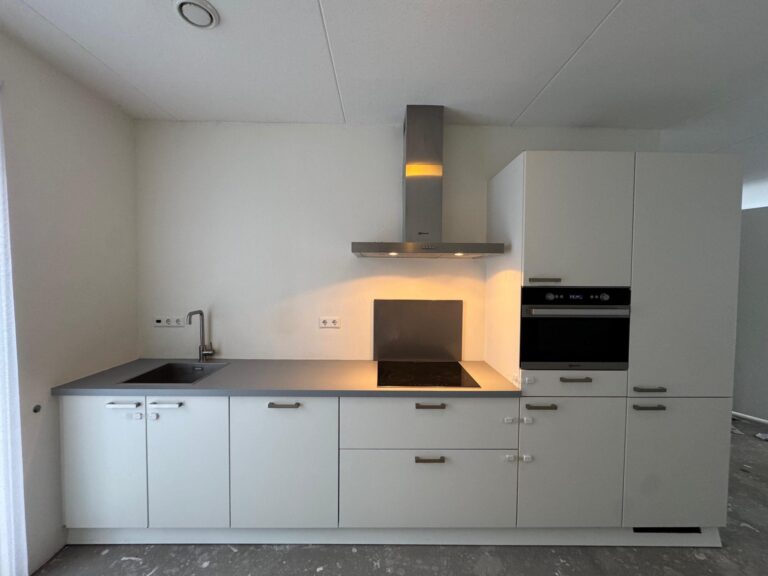 Home Interieur van de tweedehands keukenoutlet met meerdere complete keukens opgesteld in een ruime loods